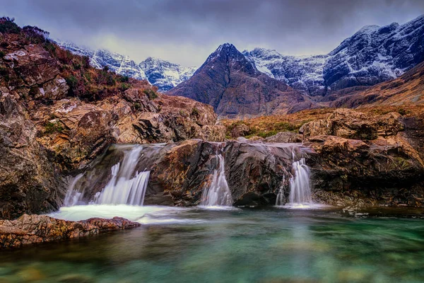 Bellissime cascate Piscine delle fate sotto le montagne innevate — Foto Stock