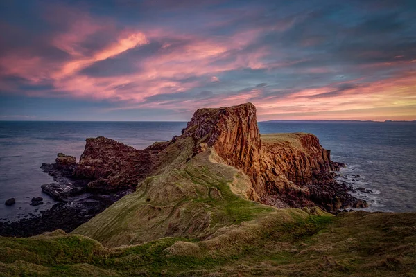 Brothers Point a skót tengerparton napkeltekor — Stock Fotó