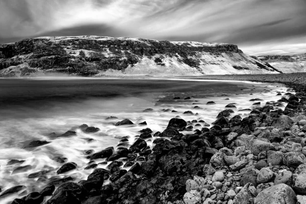 Sunset over the beach at Talisker Bay, Skye-sziget, Skócia — Stock Fotó