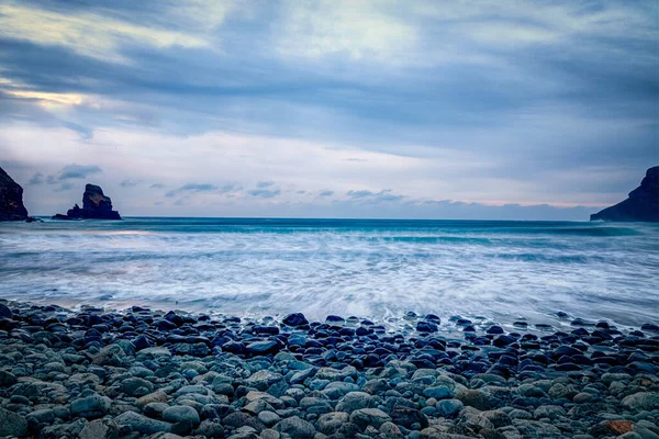 Sunset over the beach at Talisker Bay, Skye-sziget, Skócia — Stock Fotó