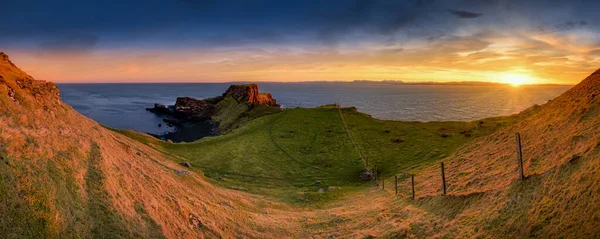Brothers Point an der schottischen Küste bei Sonnenaufgang — Stockfoto