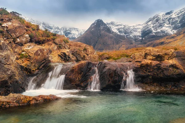 Schöne Wasserfälle Fairy Pools unter den schneebedeckten Bergen — Stockfoto