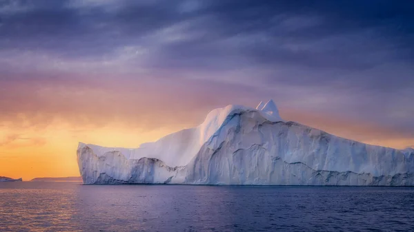 Παγετώνες Ilulissat Γροιλανδίας στον ωκεανό την πολική νύχτα — Φωτογραφία Αρχείου