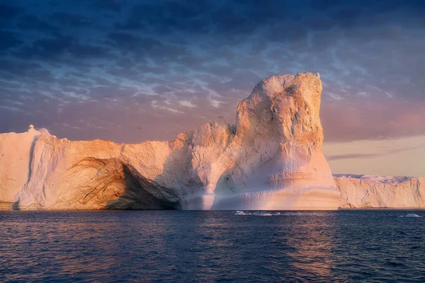 Groenland Ilulissat gletsjers aan zee bij poolnacht — Stockfoto