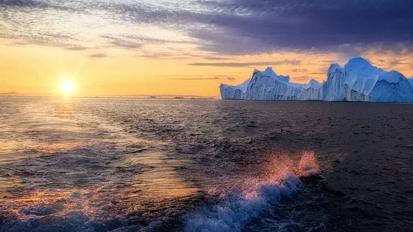 Ondas espumosas no mar nos raios do sol poente — Fotografia de Stock