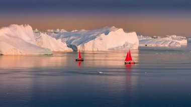 Grönland Ilulissat buzulları okyanusta kırmızı yelkenli tekneyle