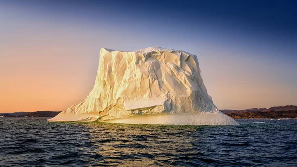 Glaciares flotantes en los rayos del sol poniente en la noche polar —  Fotos de Stock