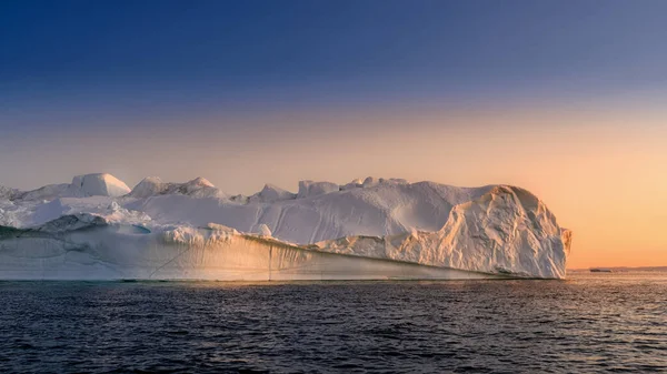 Ghiacciai galleggianti nei raggi del sole al tramonto nella notte polare — Foto Stock
