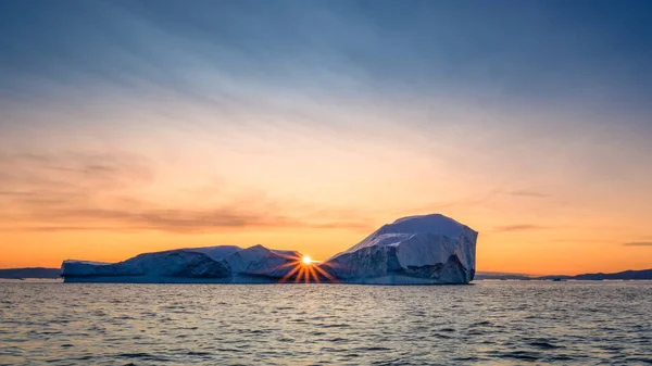 Glaciares flotantes en los rayos del sol poniente en la noche polar —  Fotos de Stock