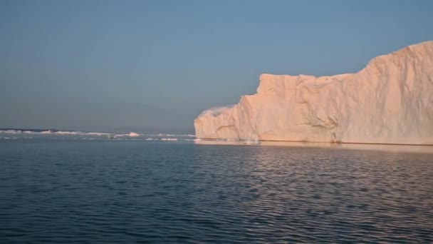 Ghiacciai galleggianti 4K nel Golfo di Dicso Bay nella Groenlandia occidentale — Video Stock