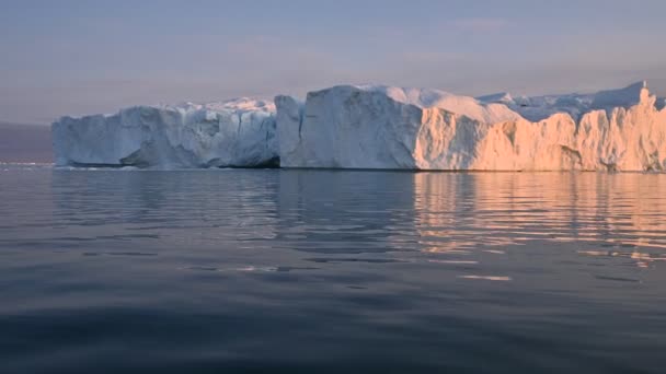 グリーンランド西部のディッソ湾に浮かぶ4Kの氷河 — ストック動画