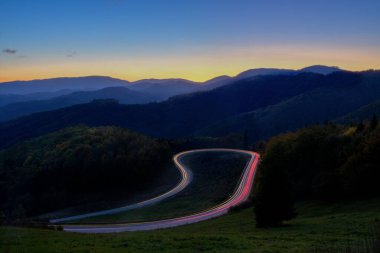 Dobsina Yukardan bakıldığında virajlı yolda ve vadide