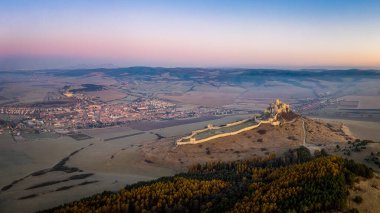 Gün batımında ya da gündoğumunda vadinin yukarısındaki Zipser Kalesi