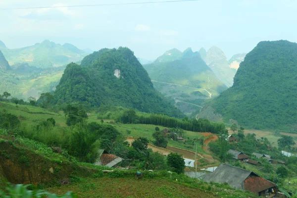 Typiskt vietnamesiskt landskap på våren med risfält — Stockfoto