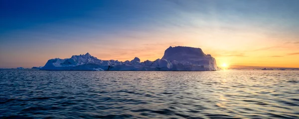 極の夜の沈みゆく太陽の光の中に浮かぶ氷河 — ストック写真