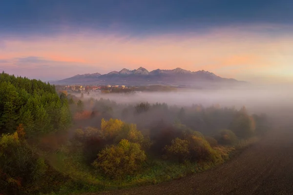 Hermoso paisaje con valles, montañas en Altos Tatras en la niebla — Foto de Stock