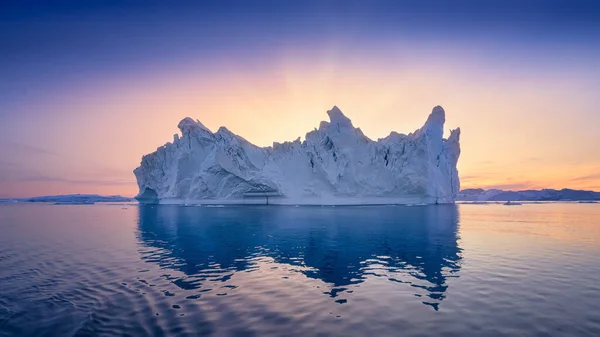 極の夜の沈みゆく太陽の光の中に浮かぶ氷河 — ストック写真