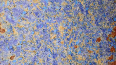 Mavi ve kahverengi arka plan boyalı çatlak metal duvardan yapılmış