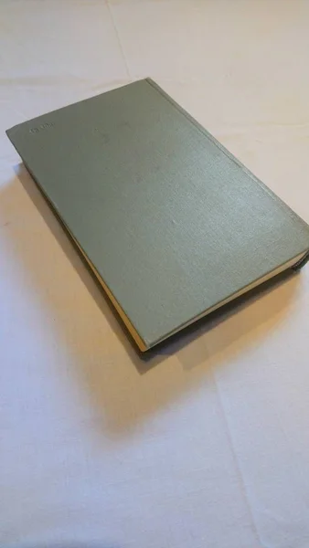Ein Altes Graues Buch Liegt Auf Dem Tisch — Stockfoto
