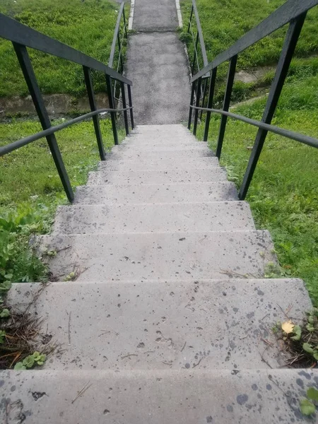 带金属扶手的混凝土楼梯在大自然中矗立 — 图库照片