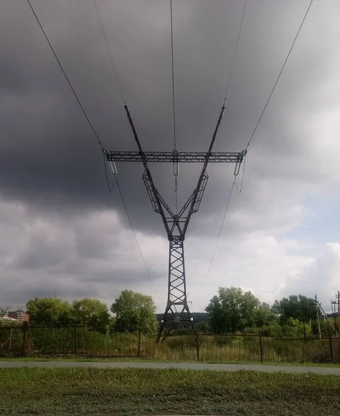 Une Ligne Électrique Construite Métal Fils Est Située Près Des — Photo