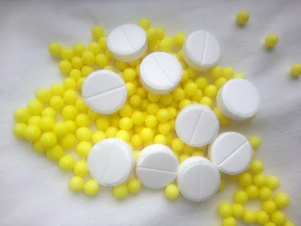 Vitaminas Blancas Amarillas Yacen Sobre Mesa — Foto de Stock