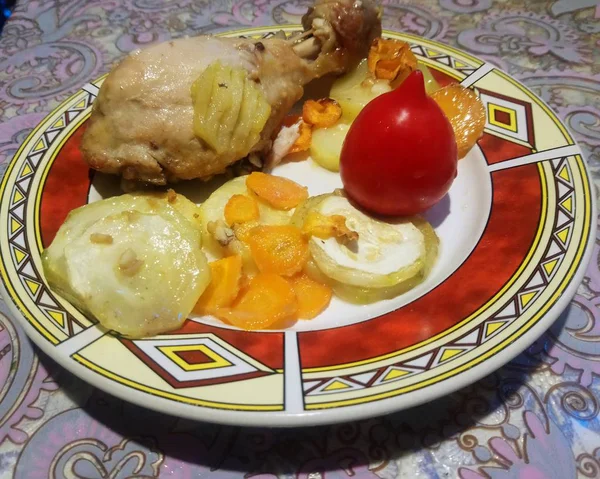 Pollo Fritto Con Zucchine Carote Sono Decorati Con Pomodoro Tutto — Foto Stock