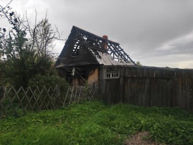 Eski yanmış terk edilmiş ev bir yaz günü köyde duruyor 