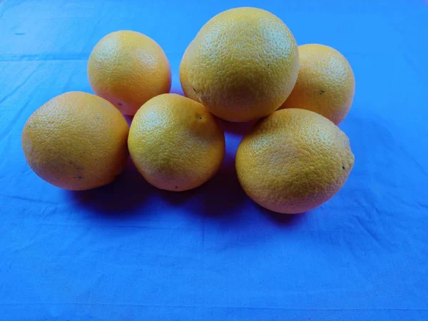 Naranjas Acostadas Una Encima Otra Sobre Fondo Azul —  Fotos de Stock