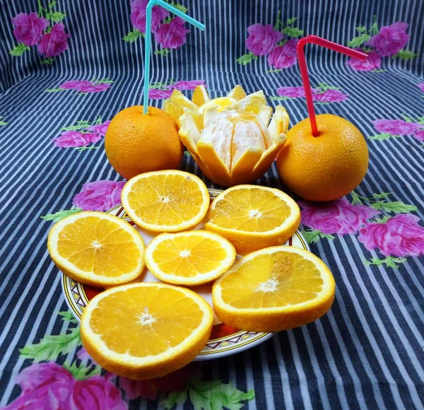 Placa Con Naranjas Dos Naranjas Con Paja Una Corona Tallada — Foto de Stock