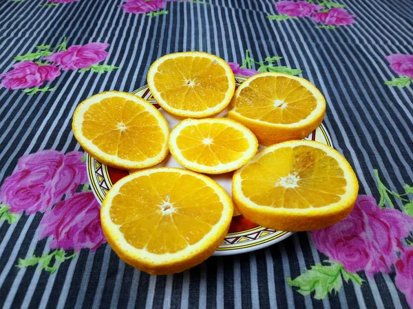 Prato Com Laranjas Fatiadas Fatias Redondas — Fotografia de Stock