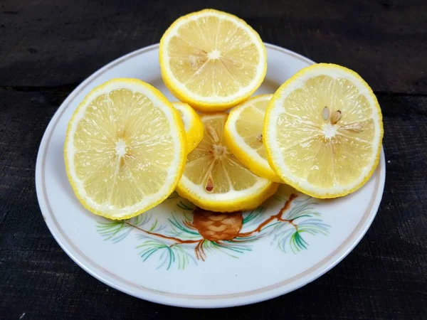 Plato Que Rebanadas Limón Yacen Sobre Una Mesa — Foto de Stock