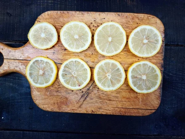 Ocho Dientes Jugosos Limones Yacen Una Tabla Cortar — Foto de Stock