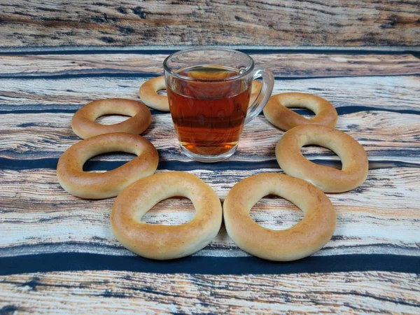 Una Taza Negro Caliente Con Rosquillas Frescas Por Ahí — Foto de Stock