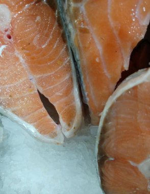 Lezzetli ve taze somon buzda yatıyor.
