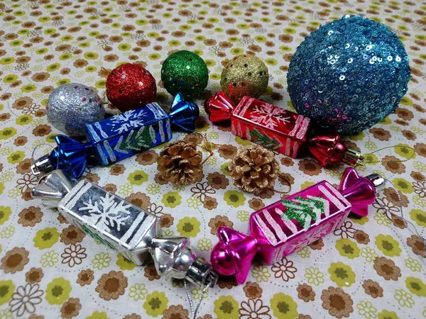 クリスマスのおもちゃのボール お菓子やコーンはテーブルの上に横たわる — ストック写真