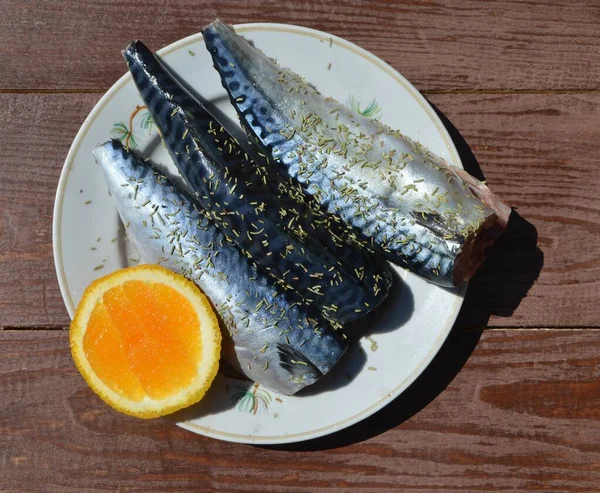 Três Cavalas Com Limão Jazem Uma Chapa Fundo Madeira — Fotografia de Stock