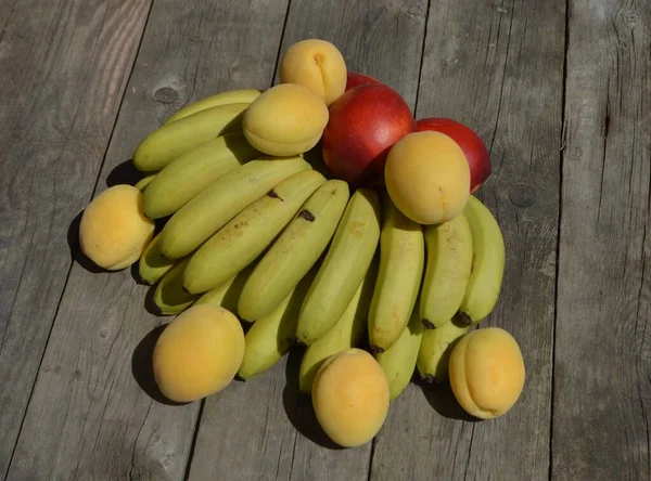 Бананы Желтые Персики Нектарины Столе — стоковое фото