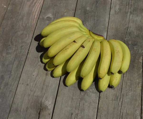 Monte Pequenas Bananas Amarelas Jaz Uma Mesa Madeira — Fotografia de Stock