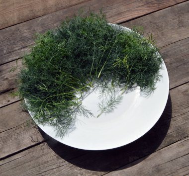 Dereotlu yemek ahşap bir arka planda duruyor.