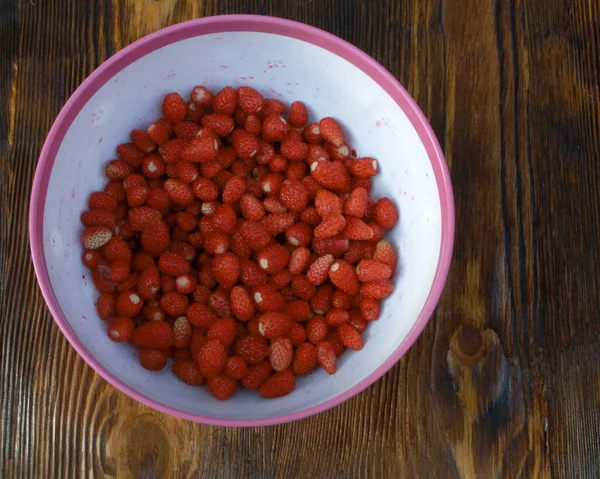 Ein Teller Mit Frischen Erdbeeren Steht Auf Einem Holztisch — Stockfoto