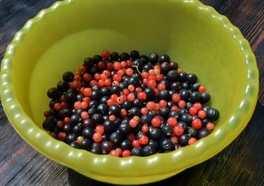 Lezzetli siyah ve kırmızı frenk üzümü masanın üzerinde duruyor.