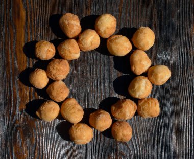 Lezzetli yuvarlak hamur topları masada yatıyor.