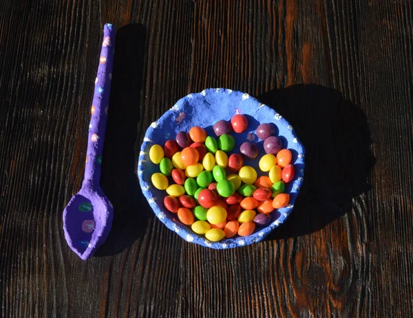 Hermosos Caramelos Multicolores Están Sobre Mesa Plato — Foto de Stock