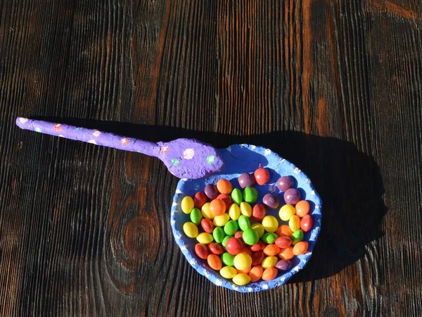 Caramelos Multicolores Encuentran Plato Sobre Fondo Madera — Foto de Stock