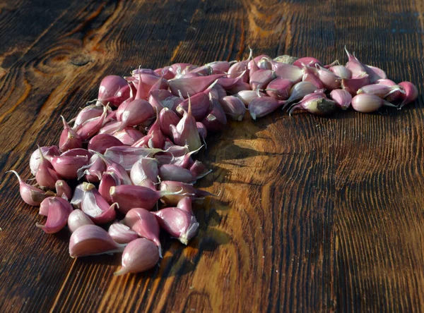 Vele Teentjes Knoflook Prachtig Aangelegd Een Houten Achtergrond — Stockfoto