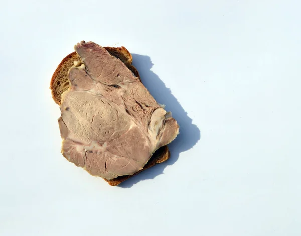 Sandwich Dengan Ham Segar Terletak Pada Latar Belakang Putih — Stok Foto