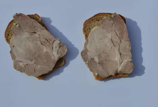 Dua Sandwich Dengan Ham Segar Berbaring Piring Putih — Stok Foto