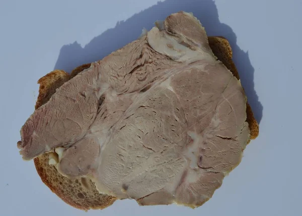 Sandwich Dengan Ham Segar Terletak Pada Latar Belakang Putih — Stok Foto