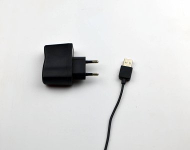 Telefonun şarj aleti beyaz arka planda duruyor.